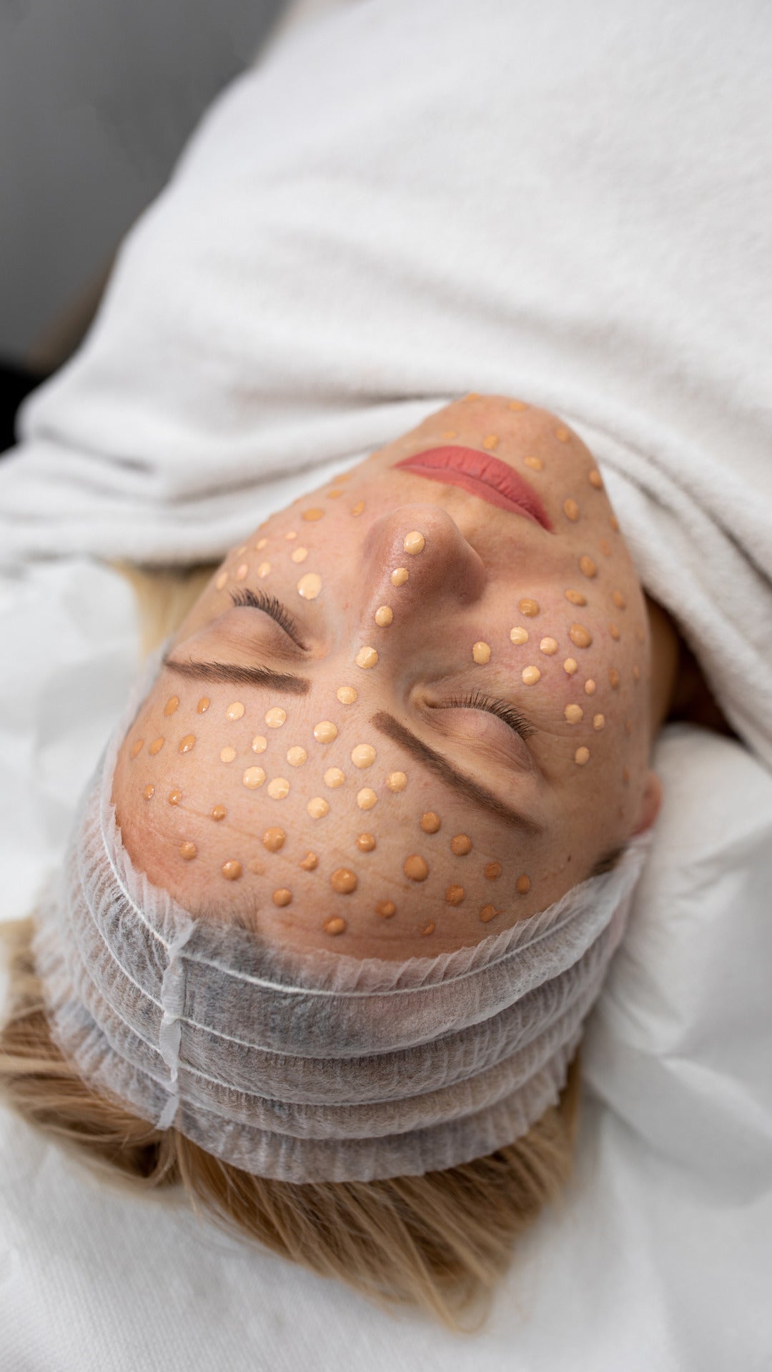 BB Glow Cream gepunktet auf den erfrischten Teint einer junge Dame.