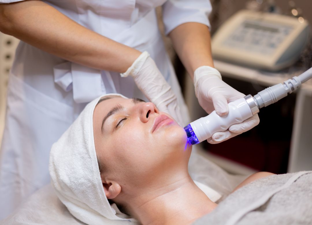 Blaues Ultraschall Anti Aging Gerät wird in einem Kosmetikstudio eingesetzt um die Haut zu verjüngen