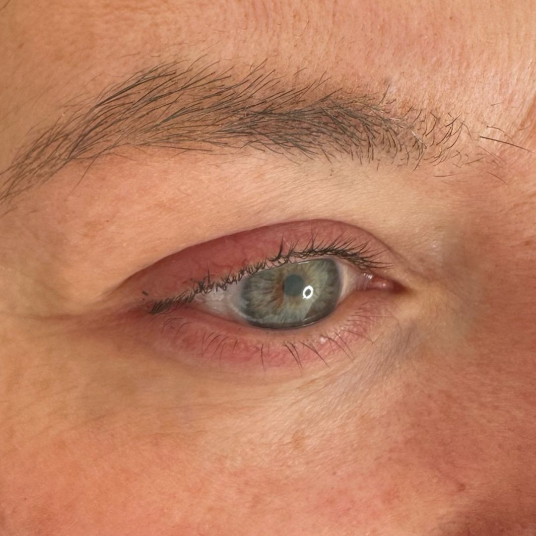 Vor dem Wimpern Lifting langweilige und normale Wimpern